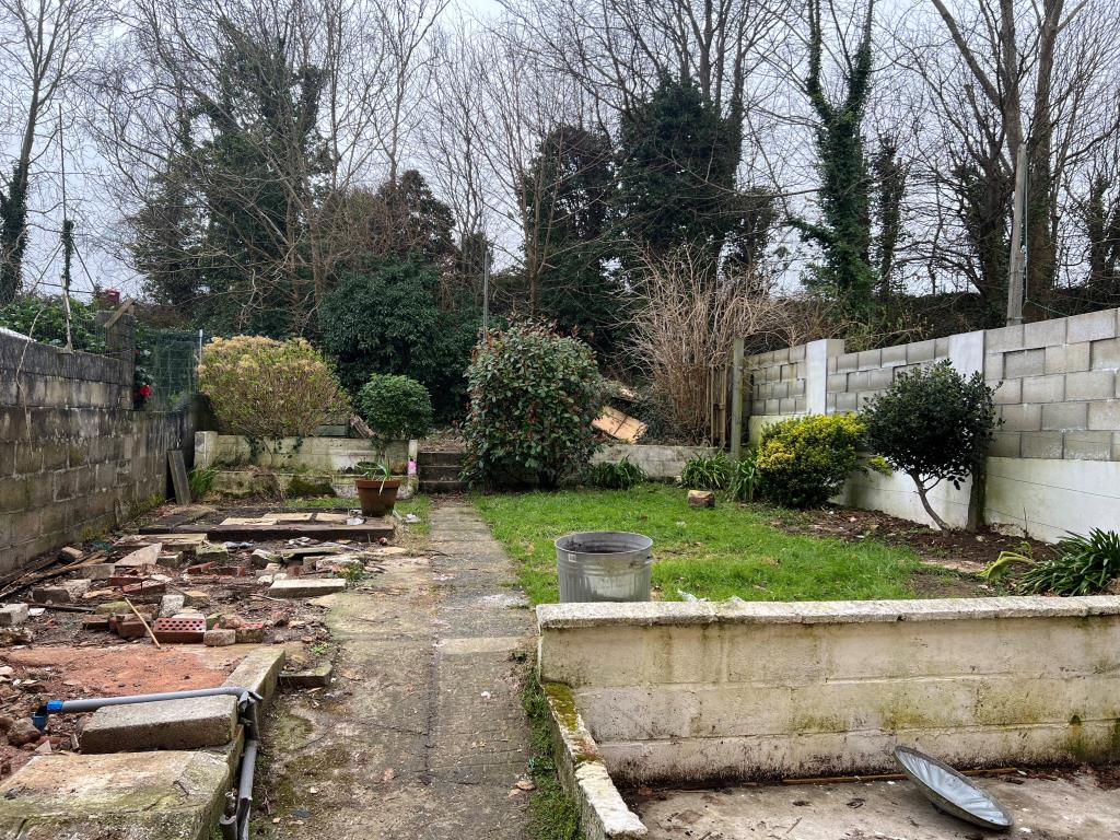 Lot: 1 - TERRACED HOUSE FOR UPDATING WITH GARDENS AND PARKING - Rear garden